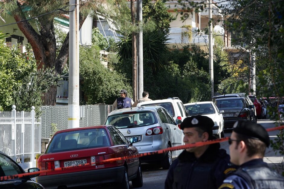 ΕΛ.ΑΣ.: Επιχείρηση σε Χολαργό και Ν. Ιωνία Βόλου #6. Oι έφοδοι της Αντιτρομοκρατικής έγιναν μετά από στοιχεία για εμπλοκή των υπόπτων στην οργάνωση «Συνομωσίες των Πυρήνων της Φωτιάς». Παράλληλα, η Αστυνομία θα προχωρήσει σε βαλλιστική εξέταση προκειμένου να εξακριβωθεί αν τα όπλα που βρέθηκαν στις γιάφκες, έχουν χρησιμοποιηθεί σε χτυπήματα της τρομοκρατικής οργάνωσης. EUROKINISSI