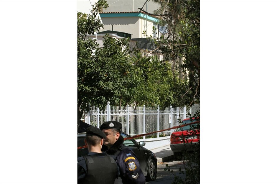 ΕΛ.ΑΣ.: Επιχείρηση σε Χολαργό και Ν. Ιωνία Βόλου #8. Oι έφοδοι της Αντιτρομοκρατικής έγιναν μετά από στοιχεία για εμπλοκή των υπόπτων στην οργάνωση «Συνομωσίες των Πυρήνων της Φωτιάς». Παράλληλα, η Αστυνομία θα προχωρήσει σε βαλλιστική εξέταση προκειμένου να εξακριβωθεί αν τα όπλα που βρέθηκαν στις γιάφκες, έχουν χρησιμοποιηθεί σε χτυπήματα της τρομοκρατικής οργάνωσης. EUROKINISSI