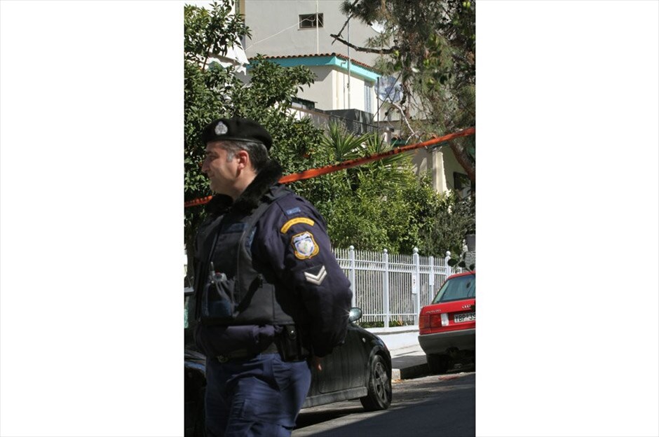 ΕΛ.ΑΣ.: Επιχείρηση σε Χολαργό και Ν. Ιωνία Βόλου #11. Oι έφοδοι της Αντιτρομοκρατικής έγιναν μετά από στοιχεία για εμπλοκή των υπόπτων στην οργάνωση «Συνομωσίες των Πυρήνων της Φωτιάς». Παράλληλα, η Αστυνομία θα προχωρήσει σε βαλλιστική εξέταση προκειμένου να εξακριβωθεί αν τα όπλα που βρέθηκαν στις γιάφκες, έχουν χρησιμοποιηθεί σε χτυπήματα της τρομοκρατικής οργάνωσης. EUROKINISSI