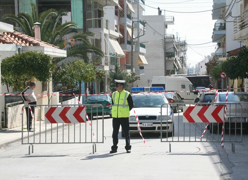 ΕΛ.ΑΣ.: Επιχείρηση σε Χολαργό και Ν. Ιωνία Βόλου #12. Όπως ανακοινώθηκε από την Αστυνομία, κατά τη διάρκεια επιχείρησης που πραγματοποιήθηκε τις πρωινές ώρες στο διαμέρισμα επί της οδού Ελλησπόντου 53 στη Νέα Ιωνία Βόλου συνελήφθησαν πέντε άτομα και συγκεκριμένα τέσσερις άνδρες και μία γυναίκα, για συμμετοχή σε τρομοκρατική δραστηριότητα.
