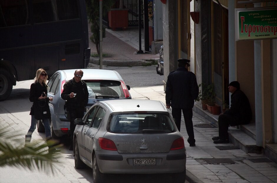 ΕΛ.ΑΣ.: Επιχείρηση σε Χολαργό και Ν. Ιωνία Βόλου #14. Ανάμεσα στους συλληφθέντες στο Βόλο βρίσκονται τρεις άνδρες που, σύμφωνα με την ΕΛ.ΑΣ. καταζητούνταν με εντάλματα σύλληψης, για συμμετοχή στην τρομοκρατική οργάνωση «Συνομωσίες των Πυρήνων της Φωτιάς».