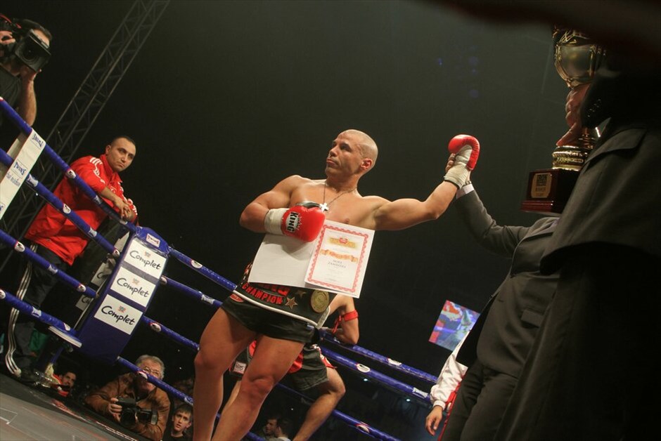 «Iron Mike» #2. Ο παγκόσμιος πρωταθλητής του kick boxing κέρδισε τον Τούρκο Αλί Γκιουνάρ και διατήρησε τον τίτλο του «King of the Ring». EUROKINISSI/