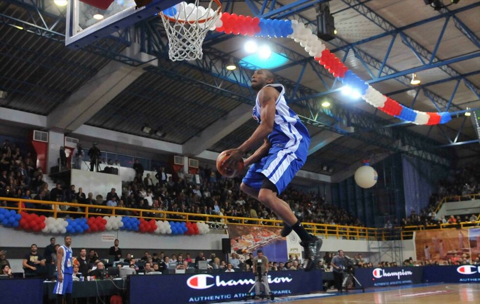 Μπάσκετ: 19ο All Star Game #13. Ο Χάρις αφού τοποθέτησε το συμπαίκτη του Κάιλ ΜακΑλάρνι μεταξύ βολής και καλαθιού, πέρασε από επάνω του, καρφώνοντας θεαματικά στο καλάθι. Αυτή η ενέργεια του χάρισε τη νίκη. EUROKINISSI/