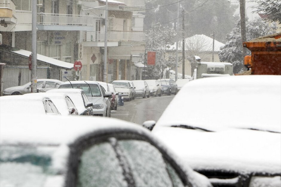 Χιονιάς σε όλη την χώρα #13. Από νωρίς χθες το απόγευμα χιονίζει και στο κέντρο της Θεσσαλονίκης, ενώ με αλυσίδες διεξάγεται η κυκλοφορία σε Χορτιάτη και στο δρόμο για το νοσοκομείο «Παπανικολάου». Προβλήματα παρουσιάζονται και σε άλλες περιοχές περιμετρικά της Θεσσαλονίκης.