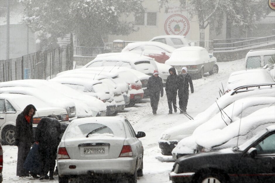 Χιονιάς σε όλη την χώρα #17. Από νωρίς χθες το απόγευμα χιονίζει και στο κέντρο της Θεσσαλονίκης, ενώ με αλυσίδες διεξάγεται η κυκλοφορία σε Χορτιάτη και στο δρόμο για το νοσοκομείο «Παπανικολάου». Προβλήματα παρουσιάζονται και σε άλλες περιοχές περιμετρικά της Θεσσαλονίκης. ΑΠΕ-ΜΠΕ/PIXEL/ΜΠΑΡΜΠΑΡΟΥΣΗΣ ΣΩΤΗΡΗΣ