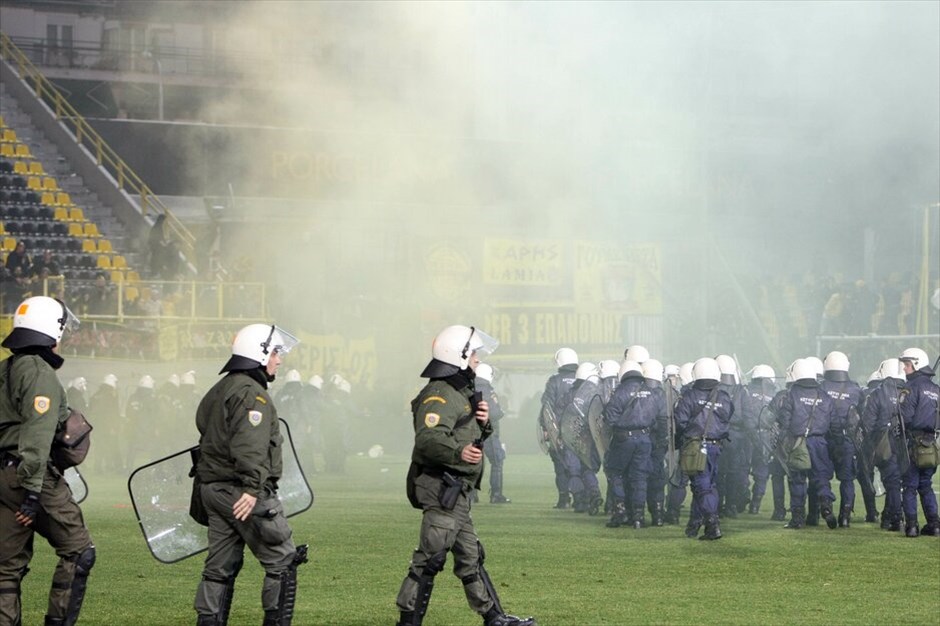 Σούπερ Λίγκα: Η 25η αγωνιστική #8. Επεισόδια μεταξύ φιλάθλων και αστυνομικών μετά τη λήξη του αγώνα Aρης - Ηρακλής στο γήπεδο «Κλεάνθης Βικελίδης» στη Θεσσαλονίκη.