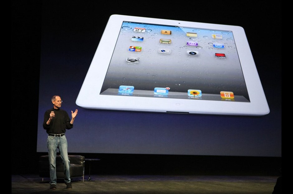 Ο Στιβ Τζομπς και… το iPad 2 #3. Μετακινούμενος συνεχώς στη σκηνή ο Τζομπς μίλησε με πάθος για τις νέες λειτουργίες που ενσωματώνει το iPad 2. /
