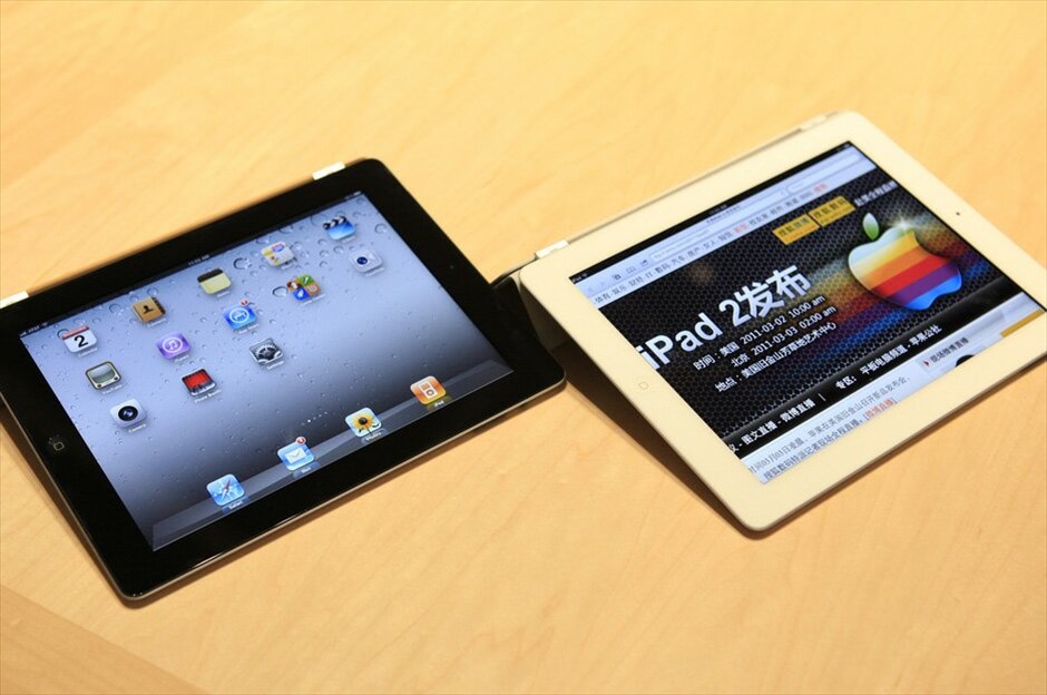Ο Στιβ Τζομπς και… το iPad 2 #10. Το iPad 2 είναι 33% πιο λεπτό από το προηγούμενο μοντέλο και 15% ελαφρύτερο, διατηρώντας την οθόνη 9,7 ιντσών, ανάλυσης 1024x768 στα 132 ppi. /