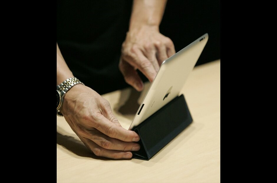 Ο Στιβ Τζομπς και… το iPad 2 #14. Το iPad 2 θα κυκλοφορήσει στις ΗΠΑ στις 11 Μαρτίου και στις ευρωπαϊκές χώρες στις 25 Μαρτίου, ενώ οι τιμές πώλησης είναι οι ίδιες με το προηγούμενο iPad. /