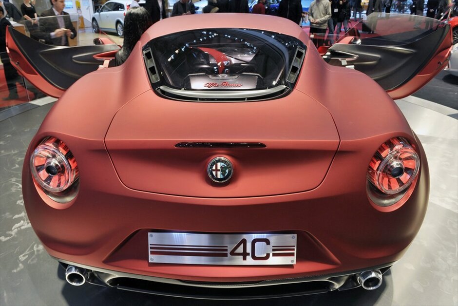 81ο Σαλόνι Αυτοκινήτου της Γενεύης #5. Η Alfa Romeo 4C concept είναι αυστηρώς διθέσια με αμάξωμα κατασκευασμένο εξ’ολοκλήρου από ανθρακόνημα και αλουμίνιο. Το βάρος της φτάνει μόλις τα 850 κιλά, ο κινητήρας της αποδίδει 200 ίππους με 35 χλγμ. ροπής και την κίνηση να μεταδίδεται στους πίσω τροχούς! Τα 0-100 χ.α.ω. έρχονται σε λιγότερο από πέντε δευτερόλεπτα.