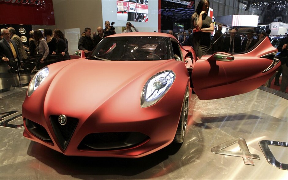 81ο Σαλόνι Αυτοκινήτου της Γενεύης #6. Η Alfa Romeo 4C concept είναι αυστηρώς διθέσια με αμάξωμα κατασκευασμένο εξ’ολοκλήρου από ανθρακόνημα και αλουμίνιο. Το βάρος της φτάνει μόλις τα 850 κιλά, ο κινητήρας της αποδίδει 200 ίππους με 35 χλγμ. ροπής και την κίνηση να μεταδίδεται στους πίσω τροχούς! Τα 0-100 χ.α.ω. έρχονται σε λιγότερο από πέντε δευτερόλεπτα.