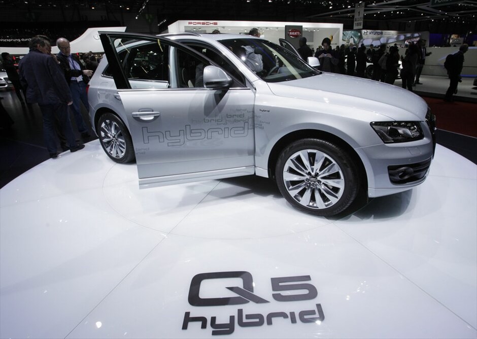 81ο Σαλόνι Αυτοκινήτου της Γενεύης #21. Το Q5 Hybrid αποτελεί μία ακόμη υβριδική πρόταση της Γερμανικής εταιρείας. Το φιλικό προς το περιβάλλον μοντέλο κινείται από το συνδυασμό ενός δίλιτρου υπερτροφοδοτούμενου κινητήρα 2.000 κ.εκ. ισχύος 211 ίππων και ενός ηλεκτροκινητήρα 33 KW (45 ίππων), αντίστοιχα.