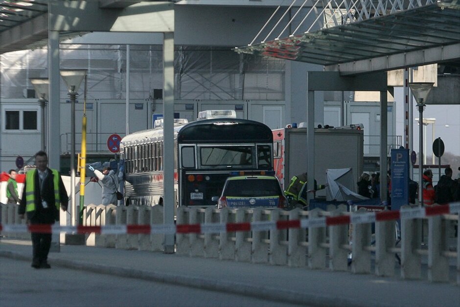 Πυροβολισμοί στο αεροδρόμιο της Φραγκφούρτης #1. Πυρ εναντίον λεωφορείου που μετέφερε Αμερικανούς στρατιώτες άνοιξε άγνωστος στο αεροδρόμιο της Φραγκφούρτης με αποτέλεσμα να χάσουν τη ζωή τους δύο άνθρωποι και να τραυματιστούν άλλοι δύο.