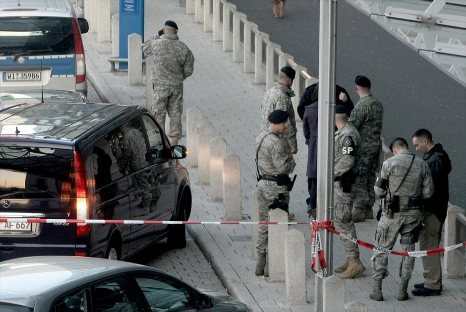 Πυροβολισμοί στο αεροδρόμιο της Φραγκφούρτης #13. Πυρ εναντίον λεωφορείου που μετέφερε Αμερικανούς στρατιώτες άνοιξε άγνωστος στο αεροδρόμιο της Φραγκφούρτης με αποτέλεσμα να χάσουν τη ζωή τους δύο άνθρωποι και να τραυματιστούν άλλοι δύο.