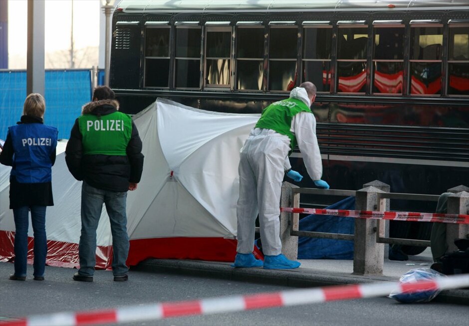 Πυροβολισμοί στο αεροδρόμιο της Φραγκφούρτης #14. Πυρ εναντίον λεωφορείου που μετέφερε Αμερικανούς στρατιώτες άνοιξε άγνωστος στο αεροδρόμιο της Φραγκφούρτης με αποτέλεσμα να χάσουν τη ζωή τους δύο άνθρωποι και να τραυματιστούν άλλοι δύο.