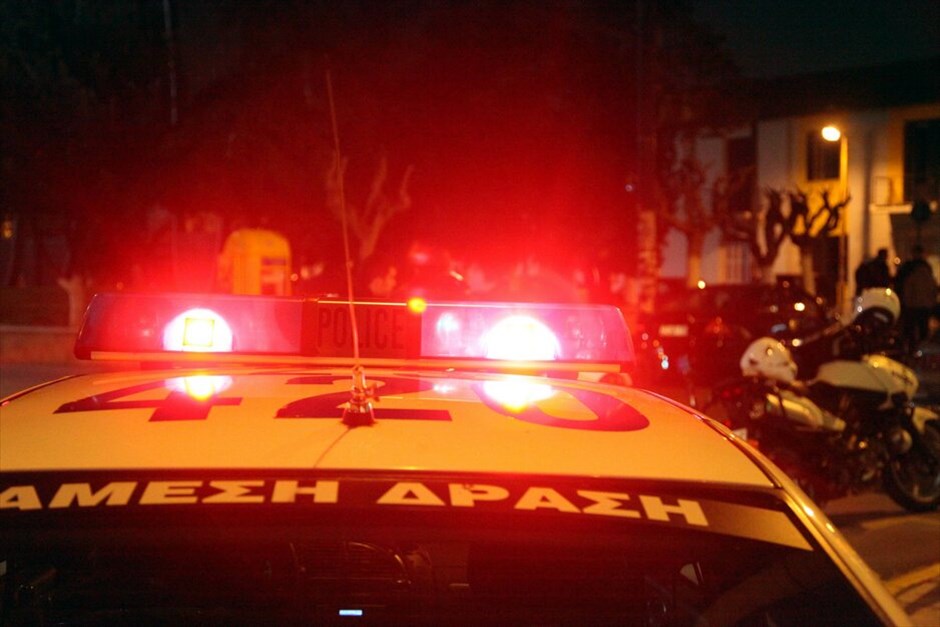 Ρέντης: Νεκρός αστυνομικός από πυρά κακοποιών #1. Αιματηρή συμπλοκή, από την οποία έχασε τη ζωή του ένας αστυνομικός και τραυματίστηκαν άλλοι τρεις - ο ένας εκ των οποίων σοβαρά- σημειώθηκε στις 18:50 στη Λεωφόρο Κηφισού στην περιοχή του Ρέντη στη διάρκεια καταδίωξης υπόπτων για ληστεία.