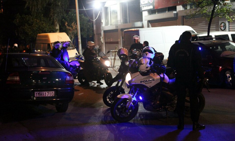 Ρέντης: Νεκρός αστυνομικός από πυρά κακοποιών #2. Αιματηρή συμπλοκή, από την οποία έχασε τη ζωή του ένας αστυνομικός και τραυματίστηκαν άλλοι τρεις - ο ένας εκ των οποίων σοβαρά- σημειώθηκε στις 18:50 στη Λεωφόρο Κηφισού στην περιοχή του Ρέντη στη διάρκεια καταδίωξης υπόπτων για ληστεία.