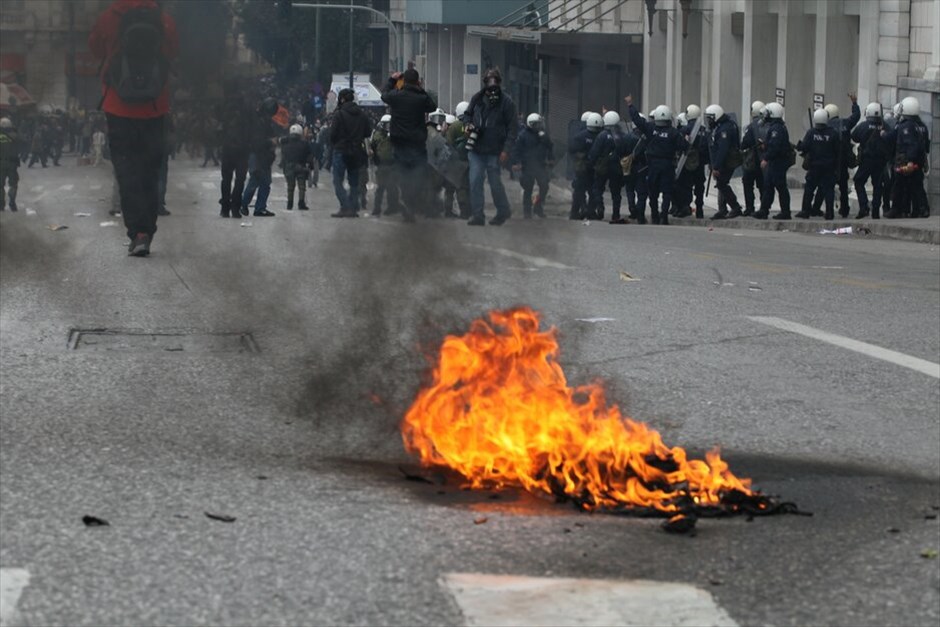 Επεισόδια στην πορεία #3. Βίαια επεισόδια ξέσπασαν χθες κατά τη διάρκεια της πορείας της ΓΣΕΕ και της ΑΔΕΔΥ στην οποία συμμετείχαν γύρω στα 35.000 άτομα που διαδήλωσαν ενάντια στην πολιτική λιτότητας.