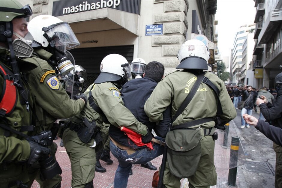 Επεισόδια στην πορεία #6. Βίαια επεισόδια ξέσπασαν χθες κατά τη διάρκεια της πορείας της ΓΣΕΕ και της ΑΔΕΔΥ στην οποία συμμετείχαν γύρω στα 35.000 άτομα που διαδήλωσαν ενάντια στην πολιτική λιτότητας.