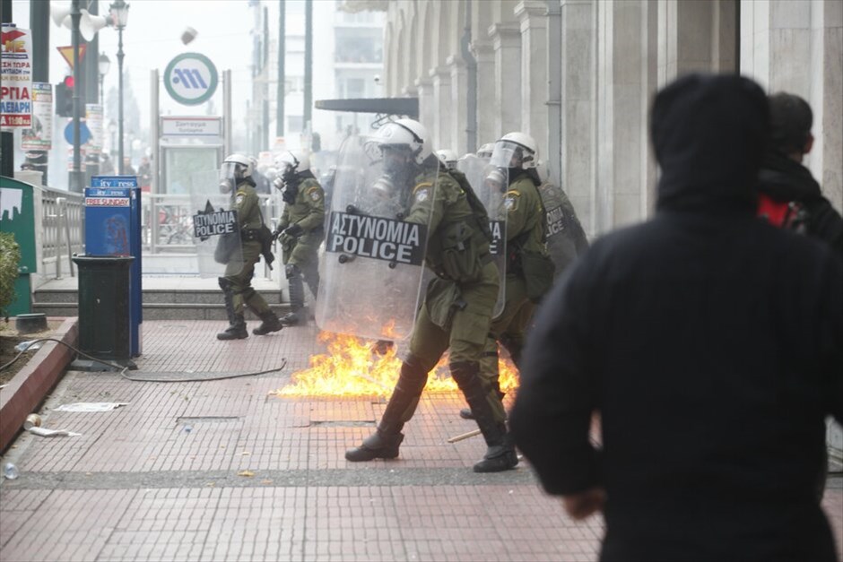 Επεισόδια στην πορεία #7. Βίαια επεισόδια ξέσπασαν χθες κατά τη διάρκεια της πορείας της ΓΣΕΕ και της ΑΔΕΔΥ στην οποία συμμετείχαν γύρω στα 35.000 άτομα που διαδήλωσαν ενάντια στην πολιτική λιτότητας.