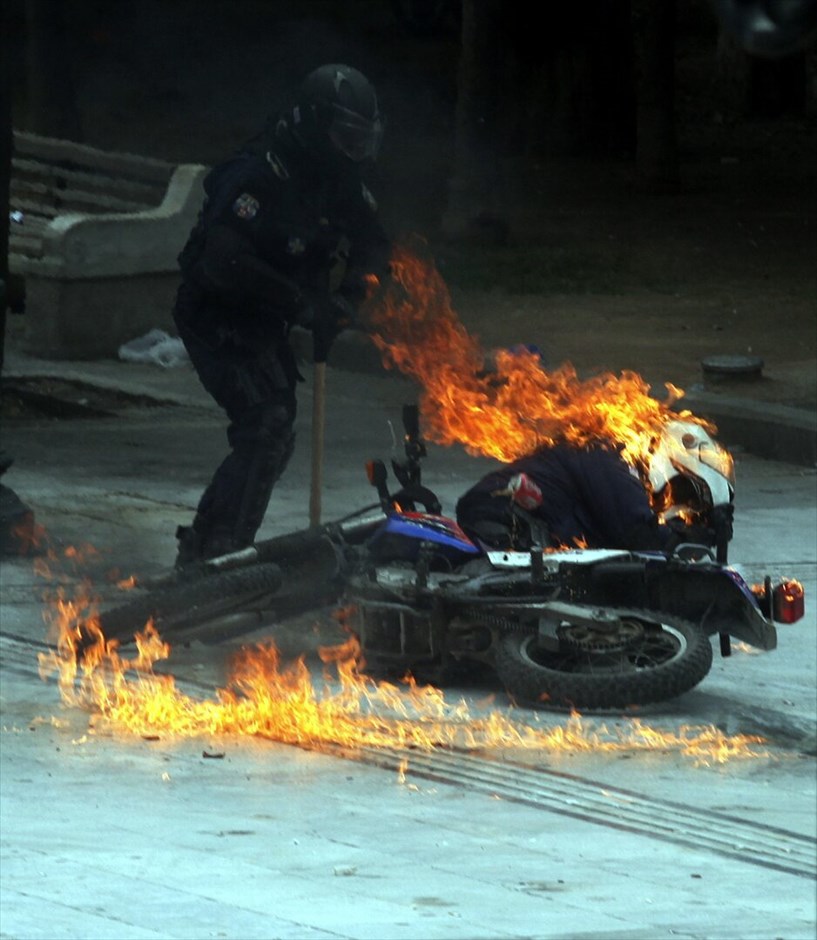 Επεισόδια στην πορεία #8. Βίαια επεισόδια ξέσπασαν χθες κατά τη διάρκεια της πορείας της ΓΣΕΕ και της ΑΔΕΔΥ στην οποία συμμετείχαν γύρω στα 35.000 άτομα που διαδήλωσαν ενάντια στην πολιτική λιτότητας.