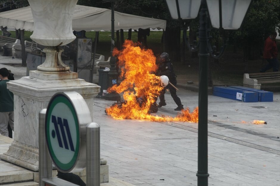 Επεισόδια στην πορεία #9. Βίαια επεισόδια ξέσπασαν χθες κατά τη διάρκεια της πορείας της ΓΣΕΕ και της ΑΔΕΔΥ στην οποία συμμετείχαν γύρω στα 35.000 άτομα που διαδήλωσαν ενάντια στην πολιτική λιτότητας.