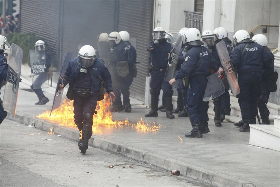 Επεισόδια στην πορεία #12. Βίαια επεισόδια ξέσπασαν χθες κατά τη διάρκεια της πορείας της ΓΣΕΕ και της ΑΔΕΔΥ στην οποία συμμετείχαν γύρω στα 35.000 άτομα που διαδήλωσαν ενάντια στην πολιτική λιτότητας.