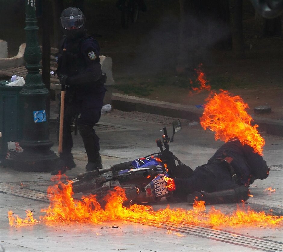 Επεισόδια στην πορεία #19. Βίαια επεισόδια ξέσπασαν χθες κατά τη διάρκεια της πορείας της ΓΣΕΕ και της ΑΔΕΔΥ στην οποία συμμετείχαν γύρω στα 35.000 άτομα που διαδήλωσαν ενάντια στην πολιτική λιτότητας.