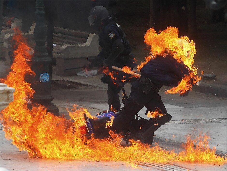 Επεισόδια στην πορεία #20. Βίαια επεισόδια ξέσπασαν χθες κατά τη διάρκεια της πορείας της ΓΣΕΕ και της ΑΔΕΔΥ στην οποία συμμετείχαν γύρω στα 35.000 άτομα που διαδήλωσαν ενάντια στην πολιτική λιτότητας.
