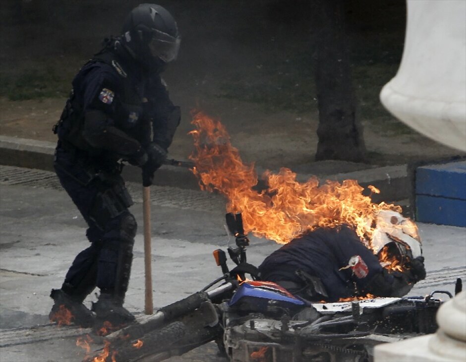 Επεισόδια στην πορεία #22. Βίαια επεισόδια ξέσπασαν χθες κατά τη διάρκεια της πορείας της ΓΣΕΕ και της ΑΔΕΔΥ στην οποία συμμετείχαν γύρω στα 35.000 άτομα που διαδήλωσαν ενάντια στην πολιτική λιτότητας.