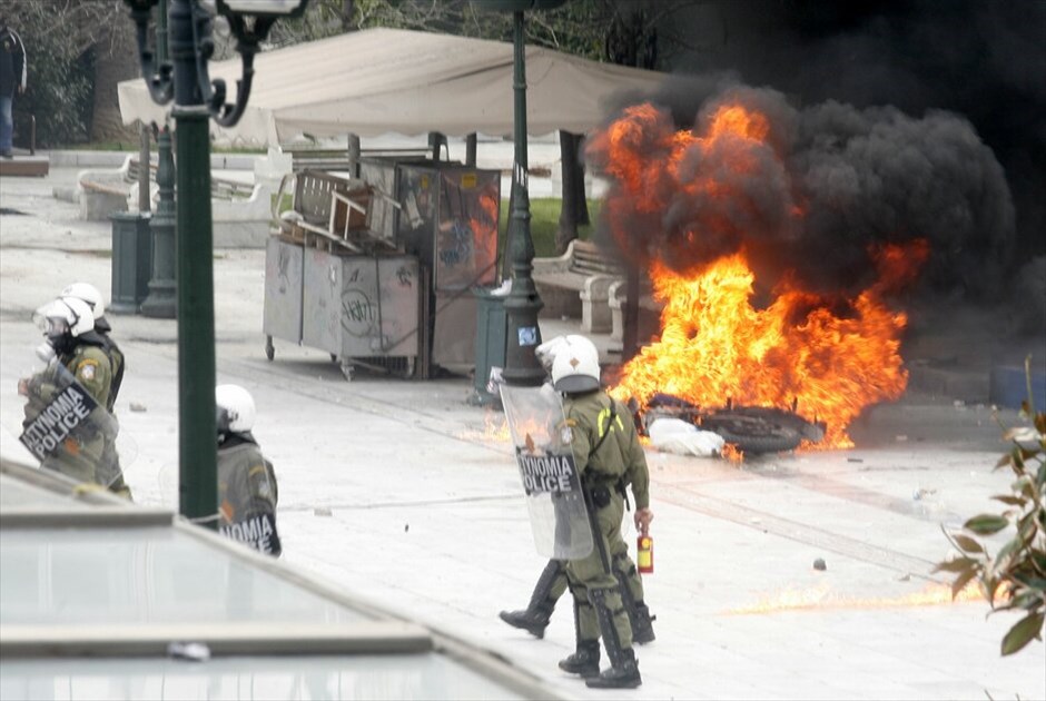 Επεισόδια στην πορεία #25. Βίαια επεισόδια ξέσπασαν χθες κατά τη διάρκεια της πορείας της ΓΣΕΕ και της ΑΔΕΔΥ στην οποία συμμετείχαν γύρω στα 35.000 άτομα που διαδήλωσαν ενάντια στην πολιτική λιτότητας.