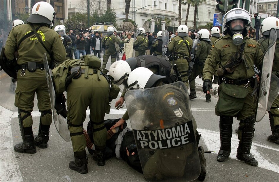 Επεισόδια στην πορεία #44. Βίαια επεισόδια ξέσπασαν χθες κατά τη διάρκεια της πορείας της ΓΣΕΕ και της ΑΔΕΔΥ στην οποία συμμετείχαν γύρω στα 35.000 άτομα που διαδήλωσαν ενάντια στην πολιτική λιτότητας.