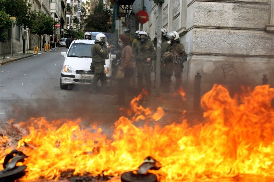 Επεισόδια στην πορεία #45. Βίαια επεισόδια ξέσπασαν χθες κατά τη διάρκεια της πορείας της ΓΣΕΕ και της ΑΔΕΔΥ στην οποία συμμετείχαν γύρω στα 35.000 άτομα που διαδήλωσαν ενάντια στην πολιτική λιτότητας.