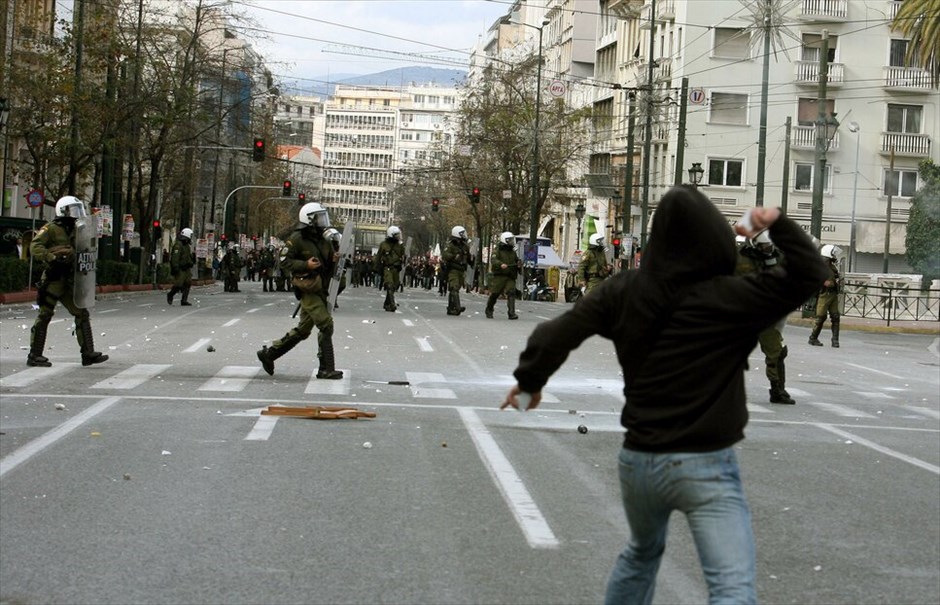 Επεισόδια στην πορεία #46. Βίαια επεισόδια ξέσπασαν χθες κατά τη διάρκεια της πορείας της ΓΣΕΕ και της ΑΔΕΔΥ στην οποία συμμετείχαν γύρω στα 35.000 άτομα που διαδήλωσαν ενάντια στην πολιτική λιτότητας.