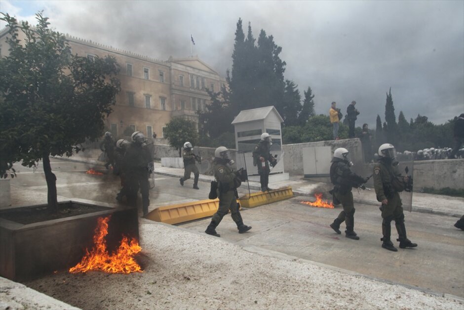 Επεισόδια στην πορεία #47. Βίαια επεισόδια ξέσπασαν χθες κατά τη διάρκεια της πορείας της ΓΣΕΕ και της ΑΔΕΔΥ στην οποία συμμετείχαν γύρω στα 35.000 άτομα που διαδήλωσαν ενάντια στην πολιτική λιτότητας.