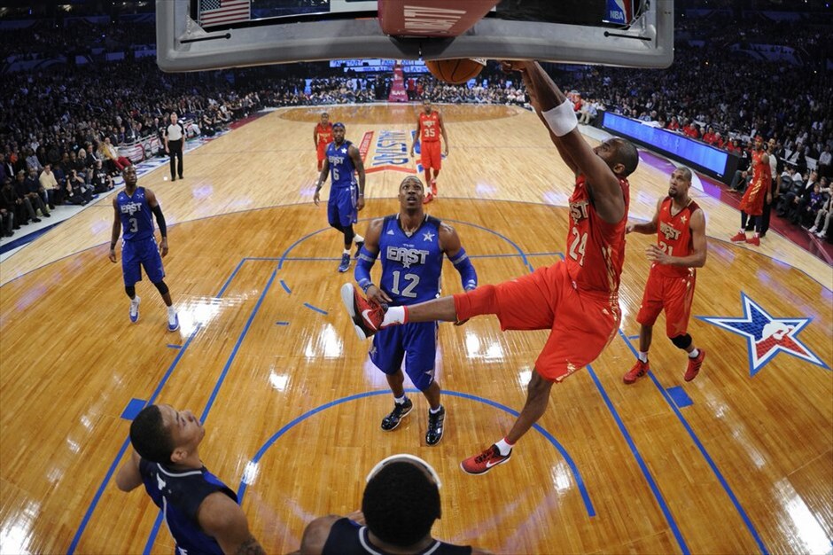 NBA: 60ό All Star Game #10. Ο Κόμπι Μπράιντ καρφώνει στο καλάθι της Ανατολής.