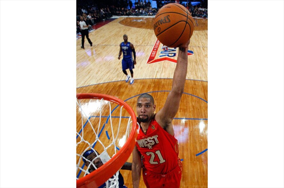 NBA: 60ό All Star Game #25. Ο Τιμ Ντάνκαν των Σαν Αντόνιο Σπερς ετοιμάζεται να καρφώσει στο καλάθι της Ανατολής. REUTERS/LUCY NICHOLSON