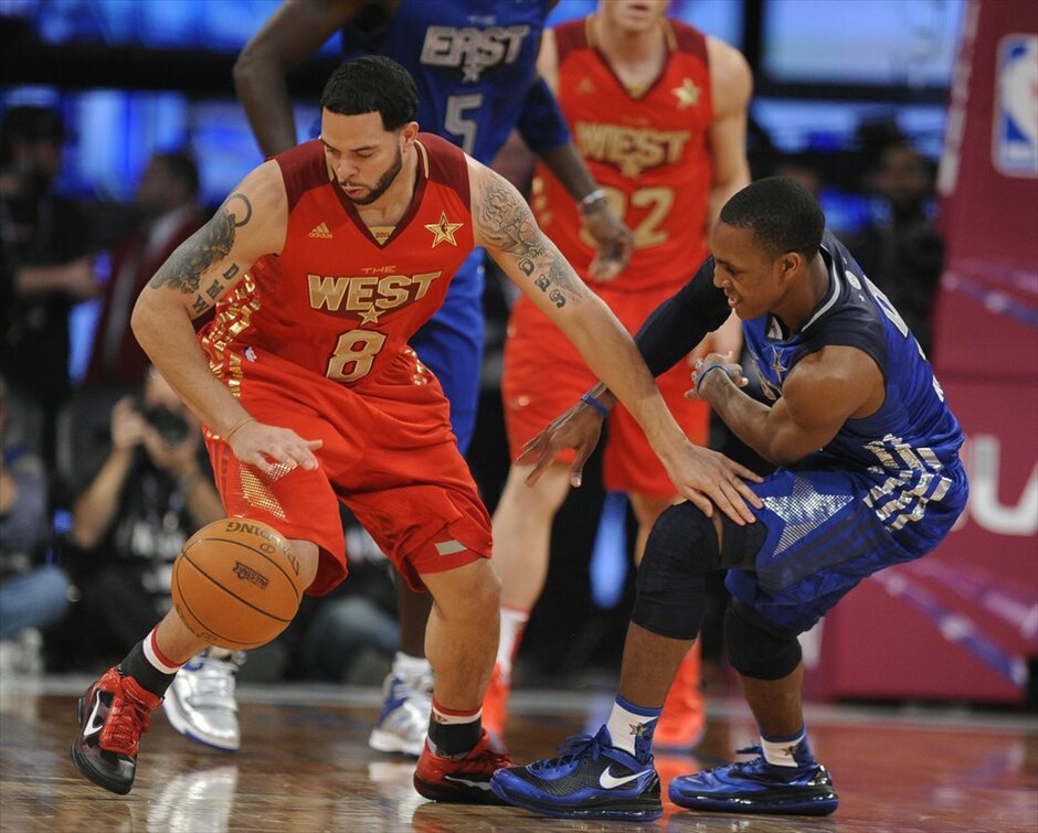 NBA: 60ό All Star Game #27. Ο Ντερόν Γουΐλιαμς των Γιούτα Τζαζ (και της ομάδας της Δύσης) με αντίπαλο το Ραζόν Ρόντο των Μπόστον Σέλτικς.
