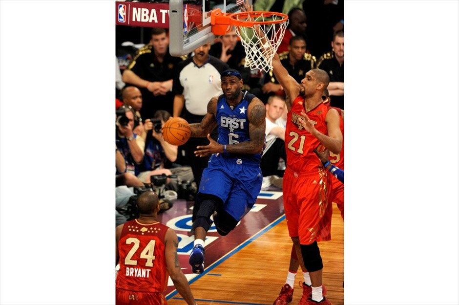 NBA: 60ό All Star Game #28. Ο ΛεΜπρον Τζέιμς επιτίθεται στο καλάθι της Δύσης και βρίσκει απέναντί του τον Τιμ Ντάνκαν. EPA/MIKE NELSON