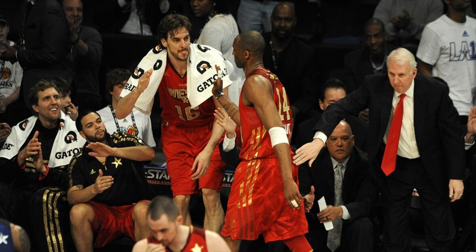 NBA: 60ό All Star Game #29. Ο πάγκος της ομάδας της Δύσης (από αριστερά), Ντίρκ Νοβίτσκι (Ντάλας Μάβερικς), Ντερόν Γουΐλιαμς (Γιούτα Τζαζ), Πάου Γκασόλ (Λος Αντζελες Λέικερς), Κόμπι Μπράιντ (Λος Αντζελες Λέικερς) και Γκρεγκ Πόποβιτς (προπονητής τόσο της ομάδας της Δύσης, όσο και των Σαν Αντόνιο Σπερς).