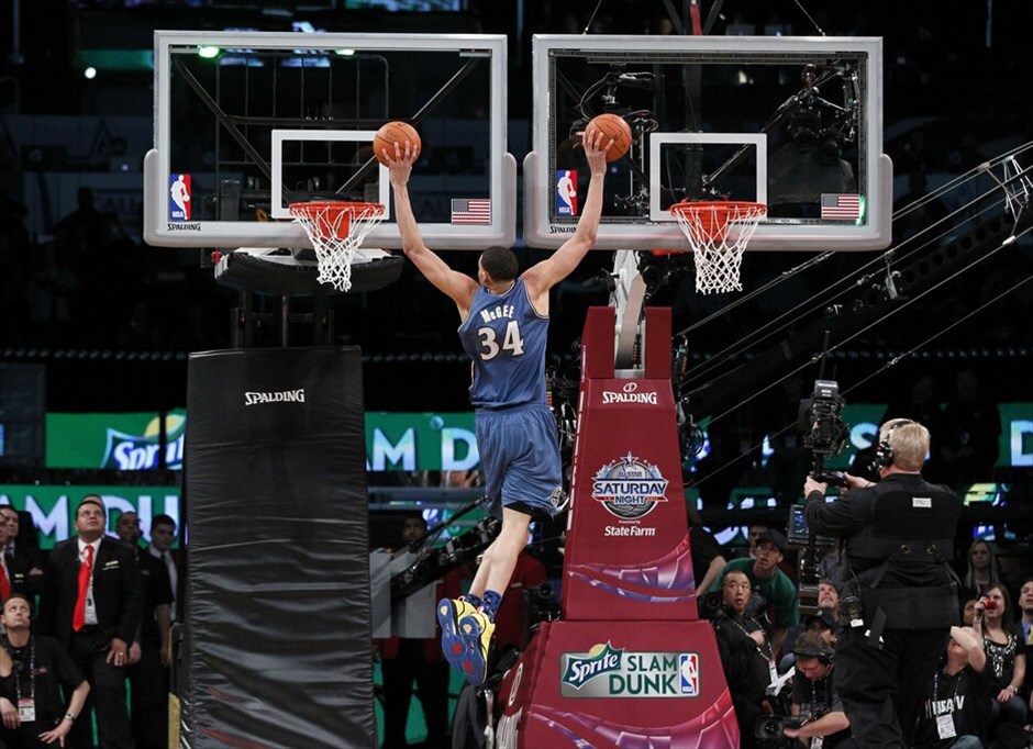 NBA: 60ό All Star Game #32. Αντίπαλος του Γκρίφιν στον τελικό των καρφωμάτων ήταν ο Τζαμάλ ΜακΓκι των Ουάσινγκτον Γουΐζαρντς, ο οποίος κάρφωσε ταυτόχρονα δύο μπάλες σε δύο διαφορετικά καλάθια.