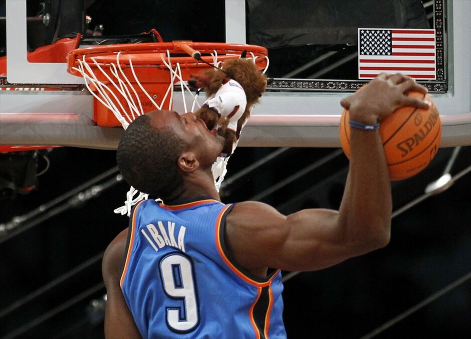NBA: 60ό All Star Game #33. Εκτός τελικού καρφωμάτων έμεινε ο Ιμπακα των Οκλαχόμα Σίτι Θάντερς, ο οποίος στη δεύτερη του προσπάθεια έπιασε με τα δόντια ένα κουκλάκι που είχε κολλήσει στη μπασκέτα και στη συνέχεια κάρφωσε.