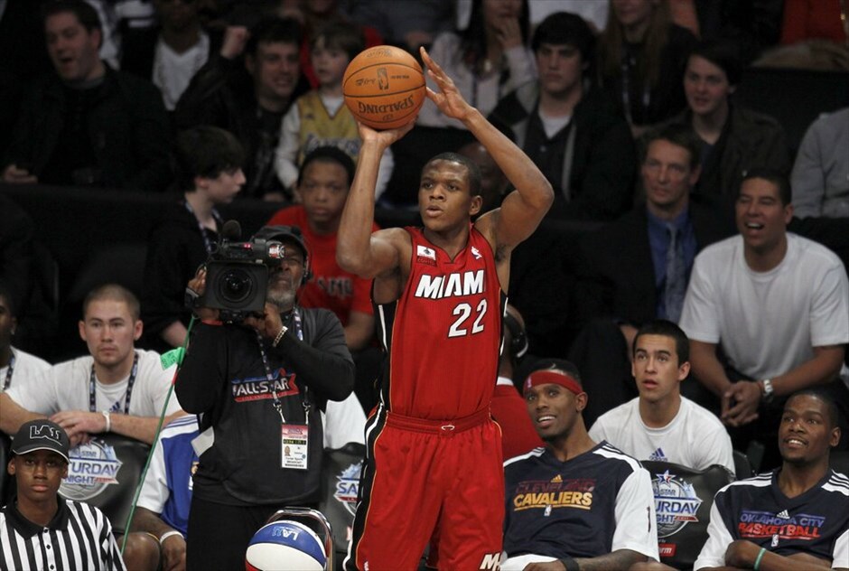 NBA: 60ό All Star Game #34. Ο Τζέιμς Τζόουνς των Μαϊάμι Χιτ είναι ο νικητής στον διαγωνισμό των τριπόντων, επικρατώντας στον τελικό των Ρέι Αλεν και Πολ Πιρς (και οι δύο των Μπόστον Σέλτικς), αντίστοιχα.