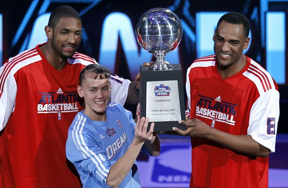 NBA: 60ό All Star Game #35. Στον διαγωνισμό των Shooting Stars το έπαθλο πήρε η ομάδα της Ατλάντα με τους (από αριστερά) Αλ Χόρφορντ, Κόκο Μίλερ και Στιβ Σμιθ καθώς νίκησε στον τελικό αυτή του Τέξας, την οποία αποτελούσαν οι Ντιρκ Νοβίτσκι, Κένι Σμιθ και Ρονίκα Χότζες.