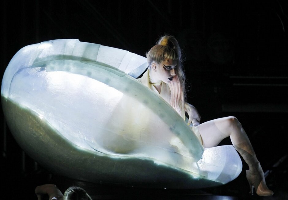 53η τελετή των βραβείων Grammy #9. Στα φετινά Grammy η Lady Gaga παρουσίασε το νέο της τραγούδι «Born This Way».