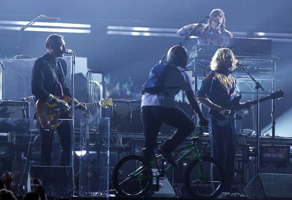 53η τελετή των βραβείων Grammy #25. Οι Arcade Fire τραγουδούν το «Month of May».