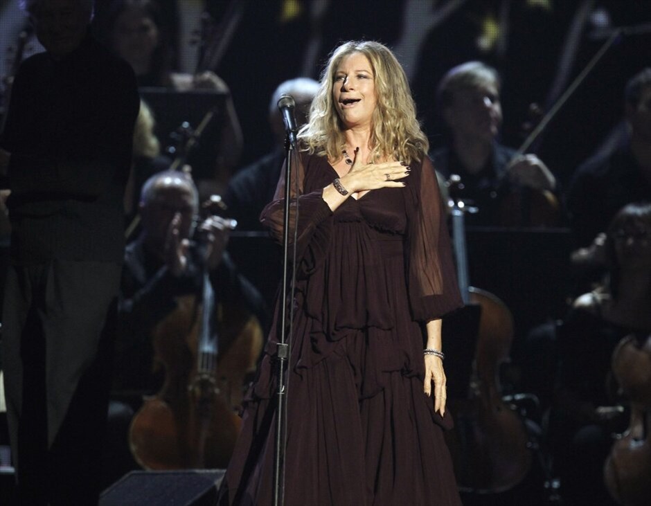 53η τελετή των βραβείων Grammy #27. Και η Barbra Streisand στη σκηνή του Staples Center.