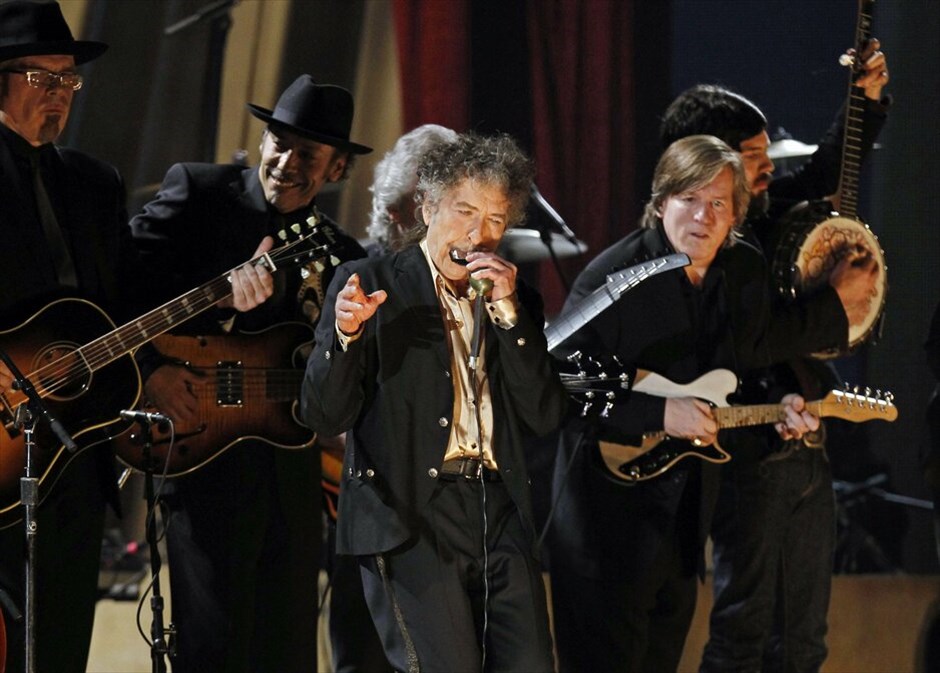 53η τελετή των βραβείων Grammy #29. Στη σκηνή των 53ων βραβείων Grammys ανέβηκε και ο Bob Dylan με το τραγούδι «Maggie