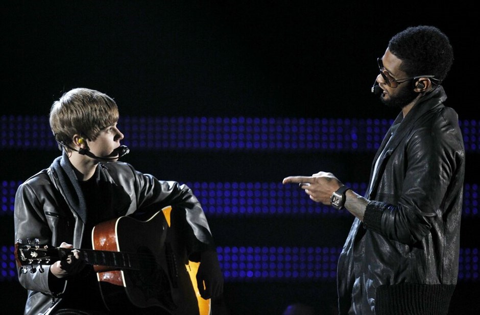 53η τελετή των βραβείων Grammy #30. Ο Usher με το teen Idol Justin Bieber τραγουδούν το «Talk Baby».