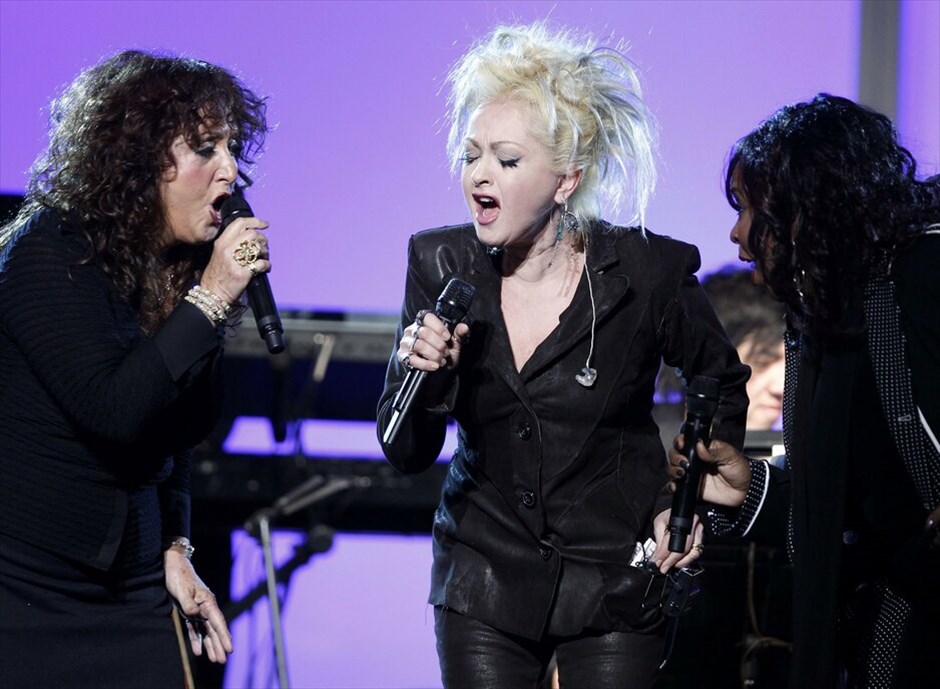 53η τελετή των βραβείων Grammy #31. Από αριστερά Maria Muldaur, Cindy Lauper και Betty Wright.